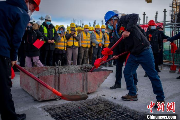 青藏鐵路西格段提質(zhì)項目德令哈站主體結構封頂