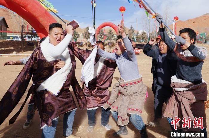 圖為藏族民眾跺腳歡呼慶祝弓箭手射中靶心?！●R銘言 攝