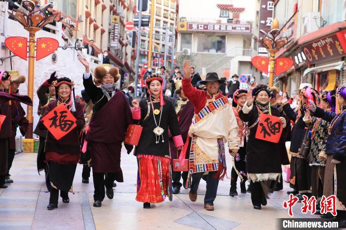 丹巴街頭快閃送祝福。　李永安 攝