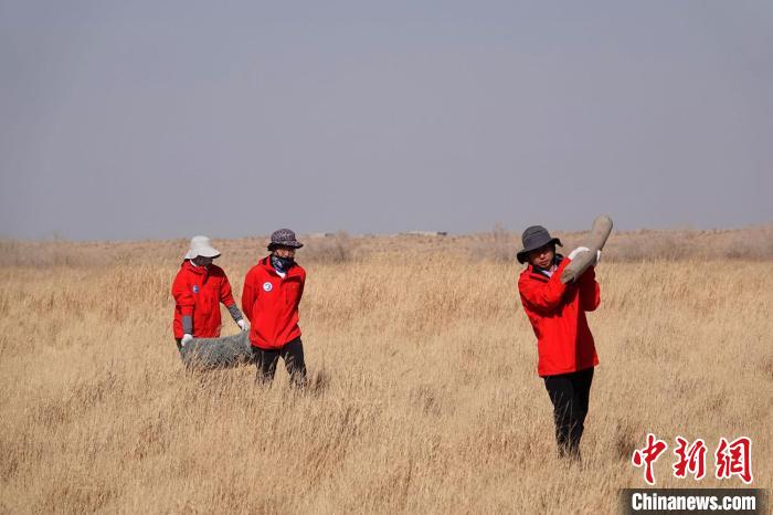 格爾木濕地站建設(shè)過(guò)程中，第二次青藏科考中科院空天院分隊(duì)隊(duì)員化身搬運(yùn)工，在高原上開展體力勞動(dòng)?！?lt;a target='_blank' href='/'><p  align=