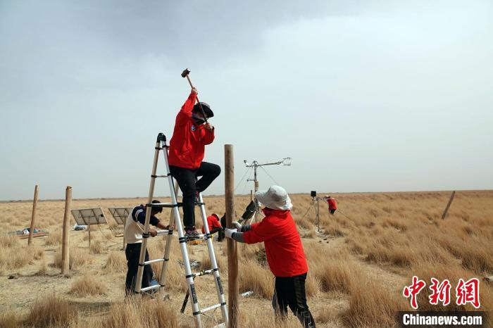 格爾木濕地站建設(shè)過(guò)程中，第二次青藏科考中科院空天院分隊(duì)隊(duì)員揮錘安裝防護(hù)欄?！?lt;a target='_blank' href='/'><p  align=