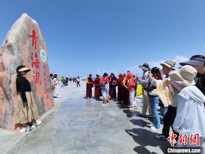 圖為航拍青海湖美景引游客拍照打卡?！∑钤鲚?攝