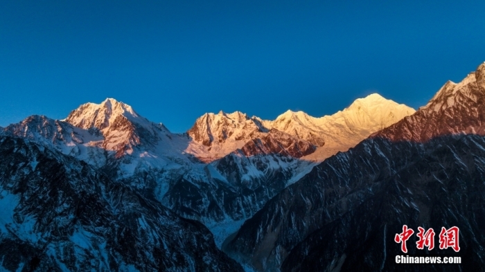 圖為2月1日，清晨陽(yáng)光照在貢嘎雪山上，出現(xiàn)“日照金山”景觀。(無(wú)人機(jī)照片)<a target='_blank' href='/'><p  align=