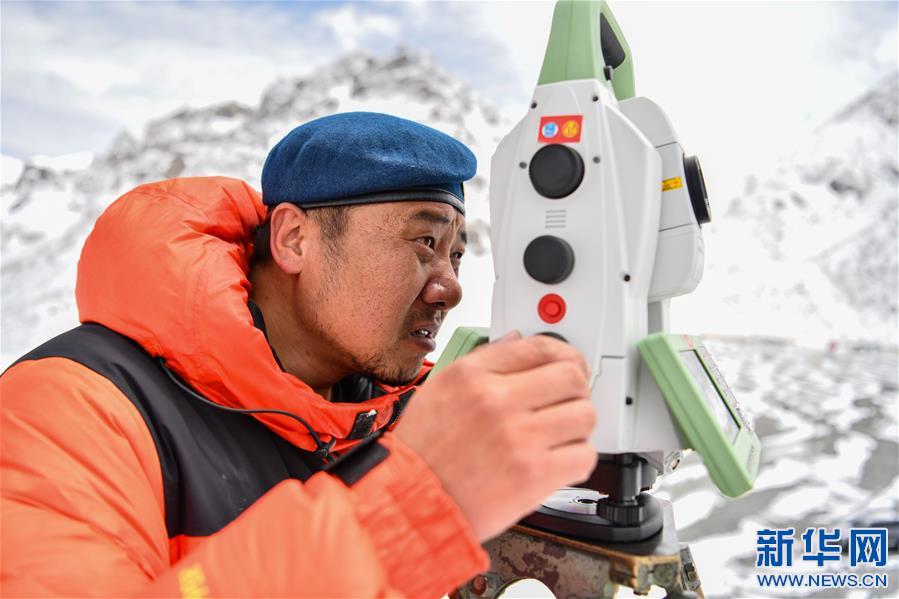 （2020珠峰高程測量）（7）自然資源部第一大地測量隊(duì)對珠峰峰頂進(jìn)行交會觀測