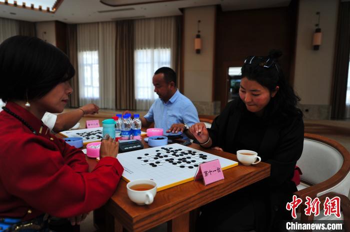 圖為參賽女選手在比賽中。　張偉 攝