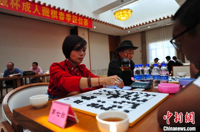 圖為參賽女選手在比賽中。　張偉 攝