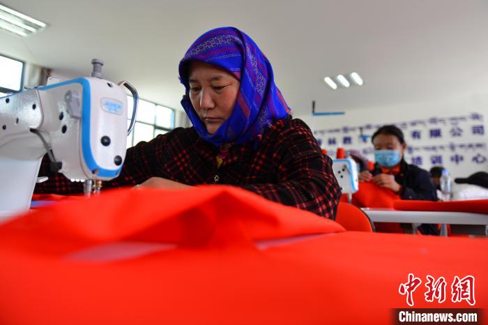 牧民變“織女”西藏森布日生態(tài)搬遷安置點(diǎn)民眾實現(xiàn)就地就業(yè)