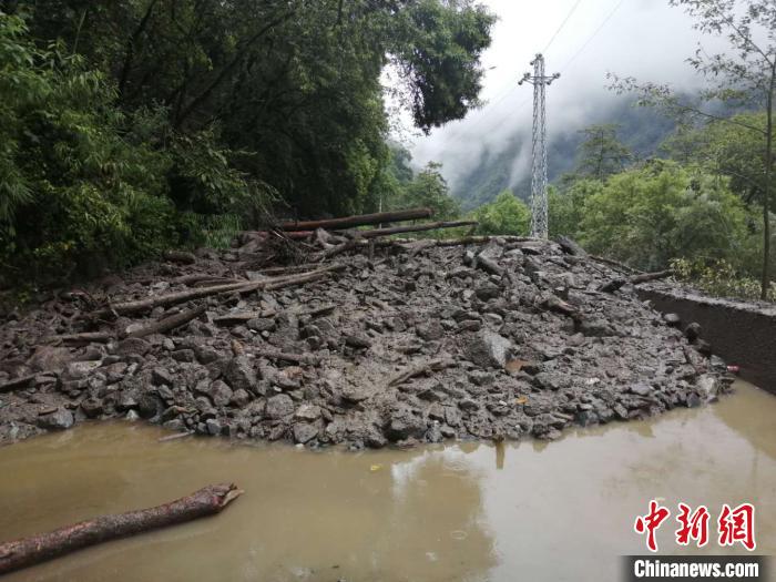 圖為7月21日，G318線(xiàn)川藏公路林芝巴宜區(qū)至波密縣路段因自然災(zāi)害中斷。林芝市巴宜區(qū)公安局 供圖