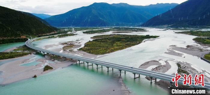 圖為西藏境內(nèi)的高等級公路。　西藏自治區(qū)交通廳供圖 攝