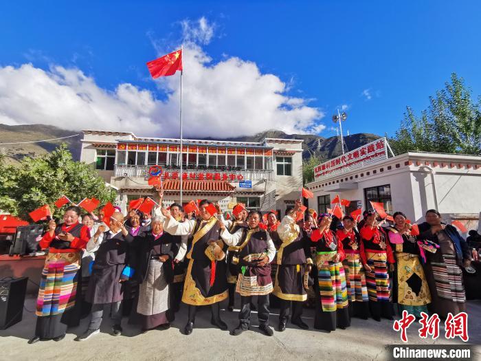 圖為林芝朗縣洞嘎鎮(zhèn)扎西塘村村民表達(dá)對(duì)祖國的祝福。　林芝市委宣傳部 供圖