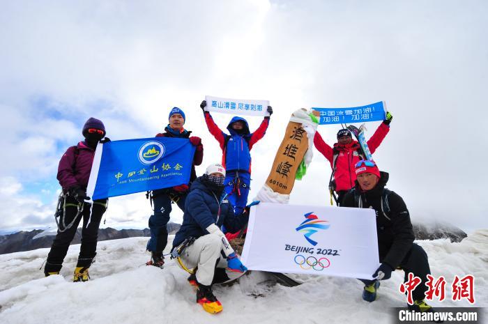 圖為5日，登山者在洛堆峰頂合影。　張偉 攝