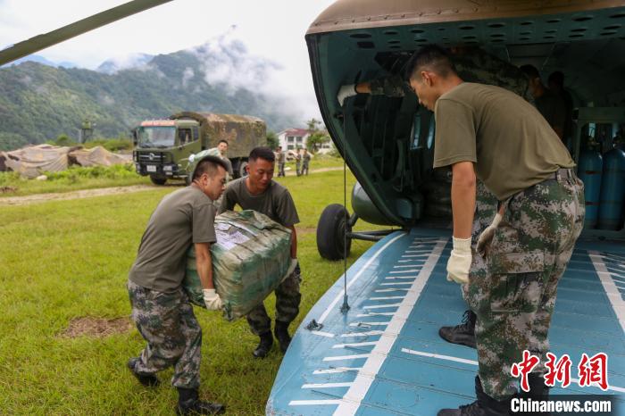 西藏軍區(qū)：飛躍雪山峽谷將過冬物資運(yùn)抵邊防哨卡