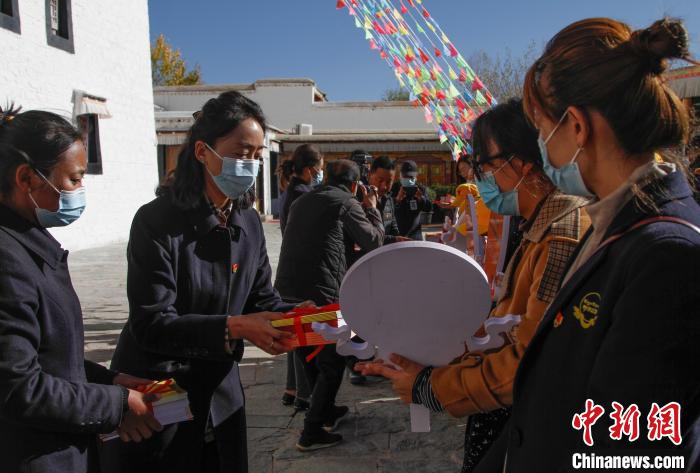 西藏布達(dá)拉宮雪城聯(lián)合學(xué)校啟動愛國主義實踐教育