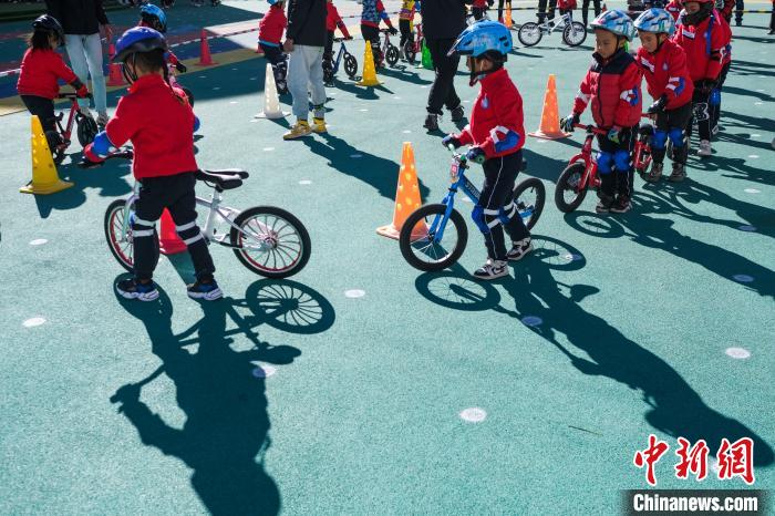 圖為拉薩市實(shí)驗(yàn)幼兒園孩子們正在練習(xí)滑步車?！『闻罾?攝