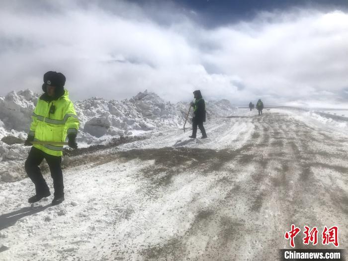 資料圖為，西藏安多交警在唐古拉山埡口除冰作業(yè)。西藏安多縣公安局 供圖