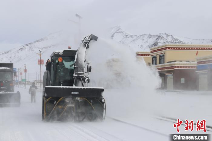 圖為該支隊(duì)官兵正在清理路面積雪?！《崦刺?攝