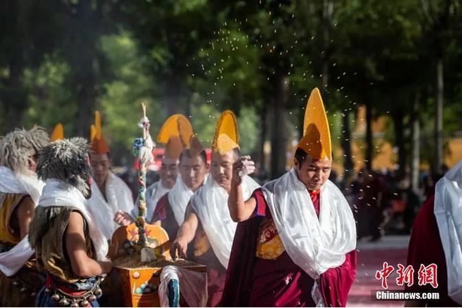 資料圖：扎什倫布寺跳神活動(dòng)結(jié)束后，僧眾依次拋撒“切瑪”盒中的青稞祈福。<a target='_blank' ><p  align=