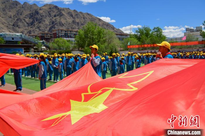 圖為拉薩市堆龍德慶區(qū)堆龍姜昆黃小勇希望小學(xué)學(xué)生在操場(chǎng)入隊(duì)儀式?！∝暩聛?lái)松 攝