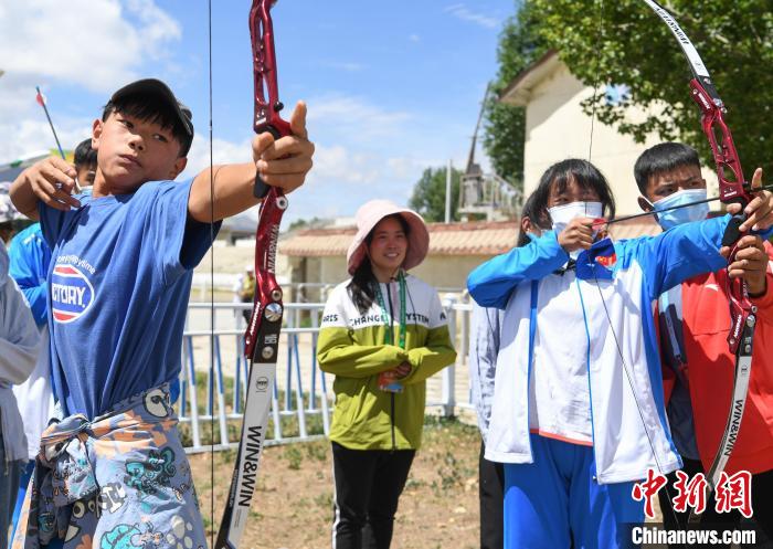 圖為西藏自治區(qū)拉薩市賽馬場內學生在體驗“工布響箭”項目?！∝暩聛硭?攝