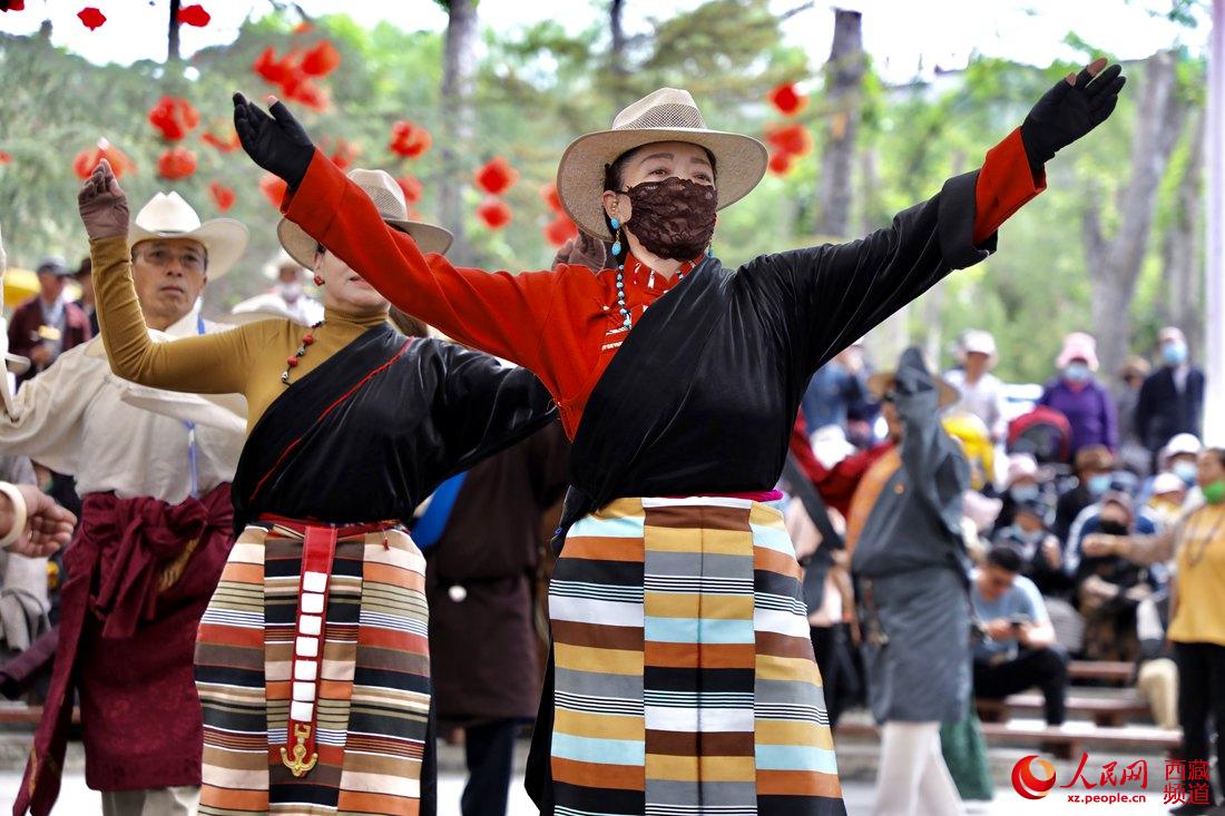 拉薩市民在宗角祿康公園跳鍋莊舞。人民網(wǎng) 次仁羅布攝