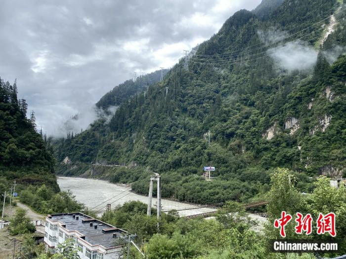 險(xiǎn)山急流中的兩座橋。彭寧鈴 攝