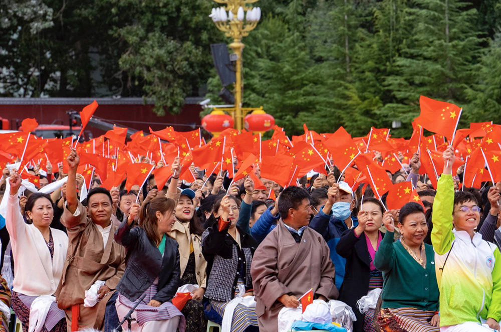 8月19日10時(shí)，慶祝西藏和平解放70周年大會(huì)在拉薩市布達(dá)拉宮廣場(chǎng)隆重舉行。徐馭堯 攝