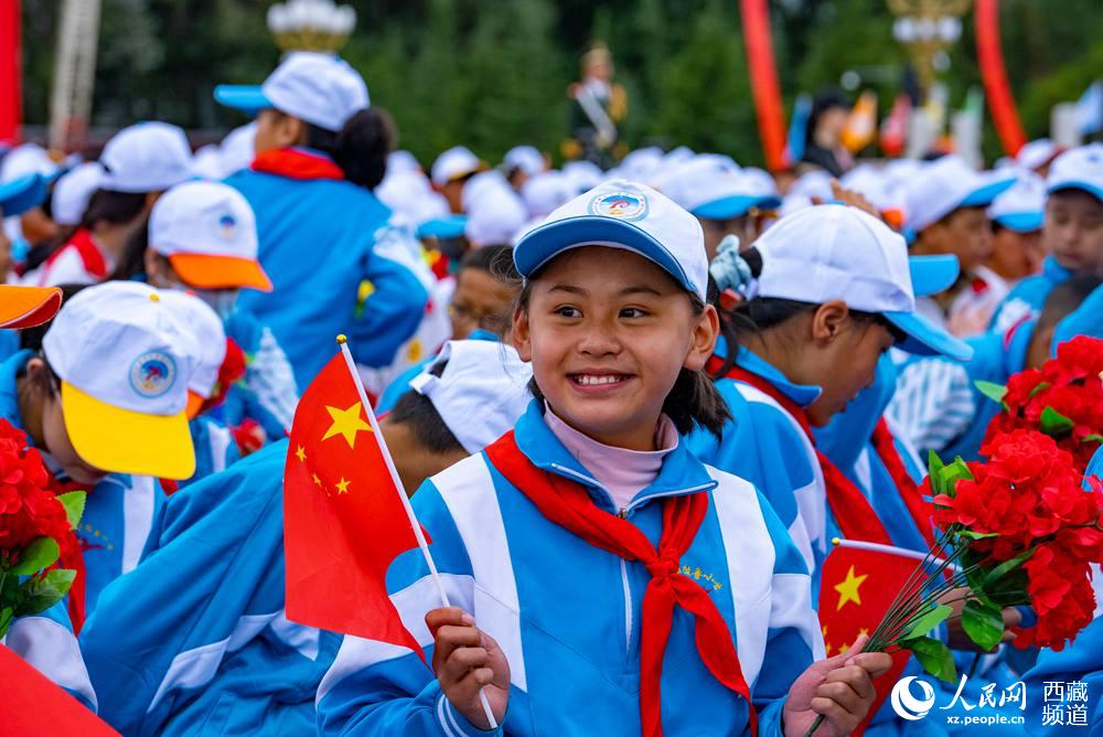 8月19日10時(shí)，慶祝西藏和平解放70周年大會(huì)在拉薩市布達(dá)拉宮廣場(chǎng)隆重舉行。徐馭堯 攝