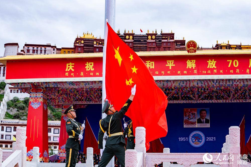 8月19日10時(shí)，慶祝西藏和平解放70周年大會(huì)在拉薩市布達(dá)拉宮廣場(chǎng)隆重舉行。這是大會(huì)舉行升旗儀式。徐馭堯 攝