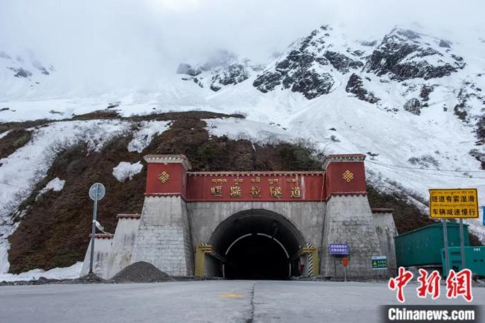 墨脫公路控制性工程——嘎隆拉隧道。上方為嘎隆拉雪山，曾是進(jìn)入墨脫最大的“攔路虎”。