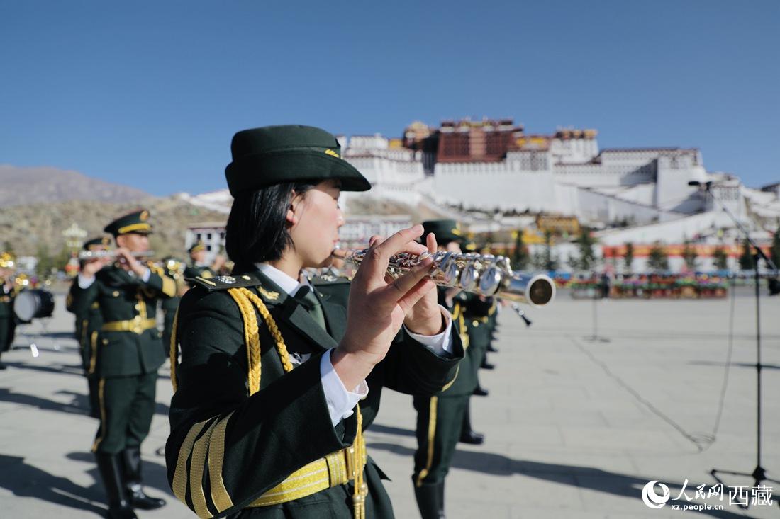 軍區(qū)文工團奏響國歌。人民網(wǎng) 次仁羅布攝