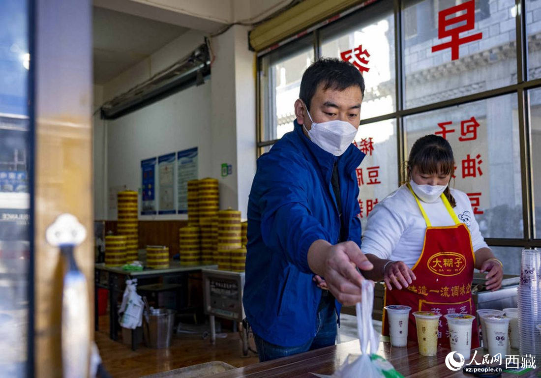 市民購買早餐。人民網(wǎng) 次仁羅布攝