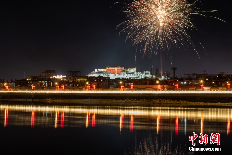 資料圖為2022年3月1日，拉薩迎來(lái)藏歷新年“古突夜”，煙花與被燈光照亮的布達(dá)拉宮交相輝映。 <a target='_blank' href='/'><p  align=