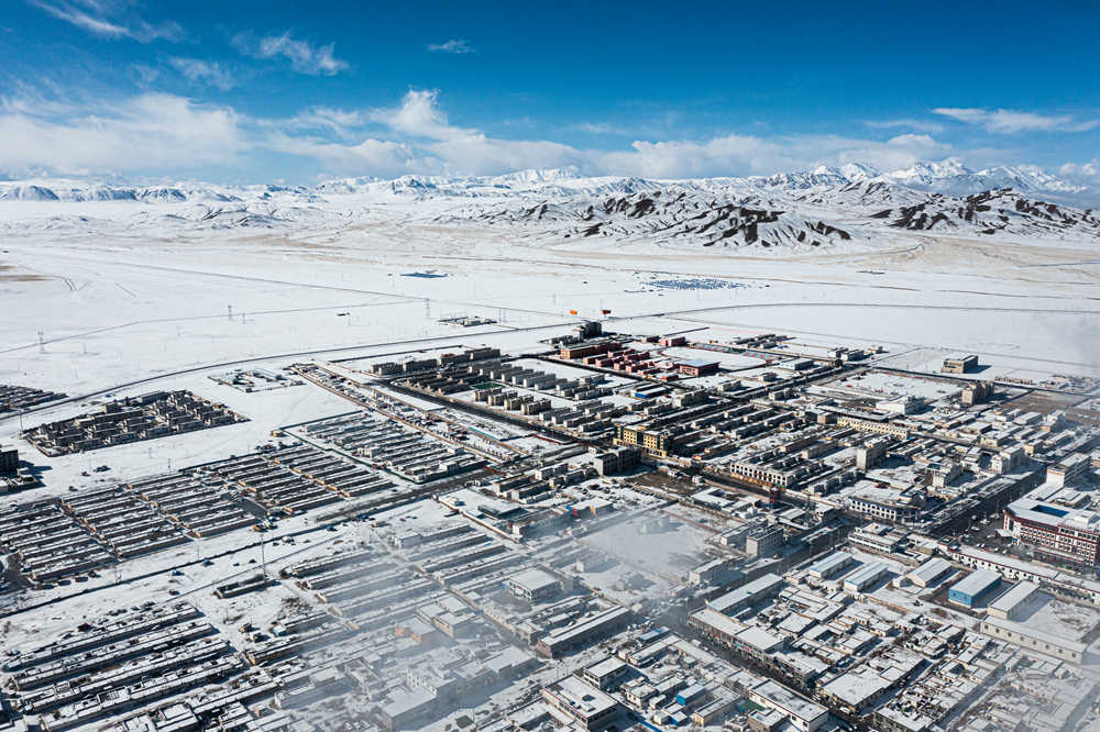 西藏阿里地區(qū)改則縣迎來初雪，銀裝素裹，美如畫卷。