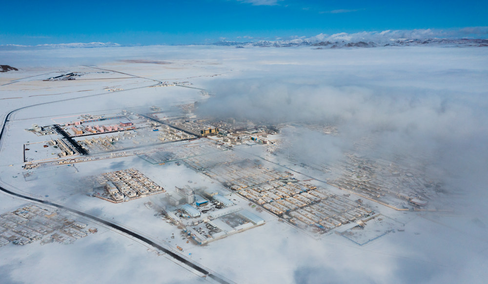 西藏阿里地區(qū)改則縣迎來初雪，銀裝素裹，美如畫卷。