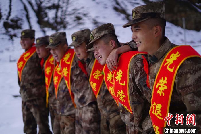 退伍老兵合照留念。　西藏山南軍分區(qū)某團(tuán)供圖