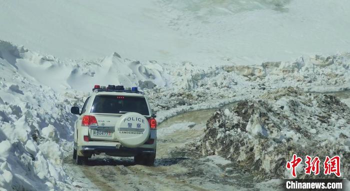 圖為邊壩縣降雪時夏貢拉山段路況?！∵厜慰h融媒體中心供圖