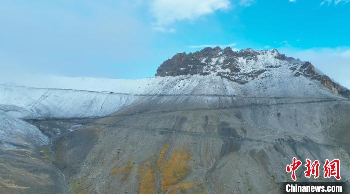 圖為邊壩縣降雪時夏貢拉山段路況。　邊壩縣融媒體中心供圖