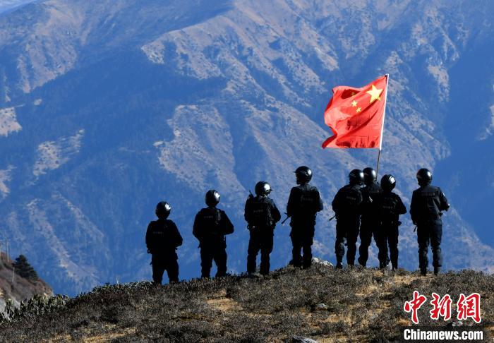 1月6日，移民警察在執(zhí)勤?！±盍?攝