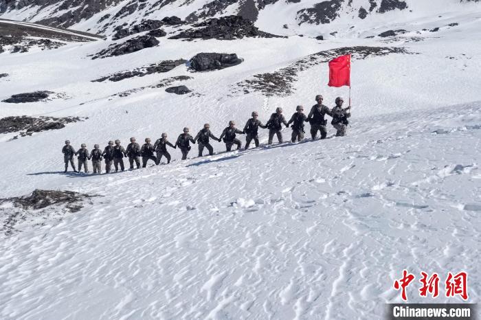 春節(jié)期間，西藏軍區(qū)山南軍分區(qū)某邊防團官兵踏雪巡邊?！〉┰鰰x美 攝