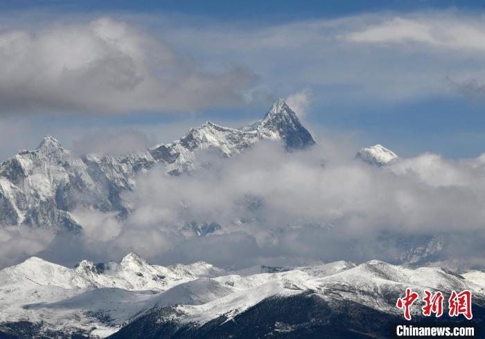 2月17日，西藏林芝色季拉山觀景臺(tái)拍到的南迦巴瓦峰。　李林 攝