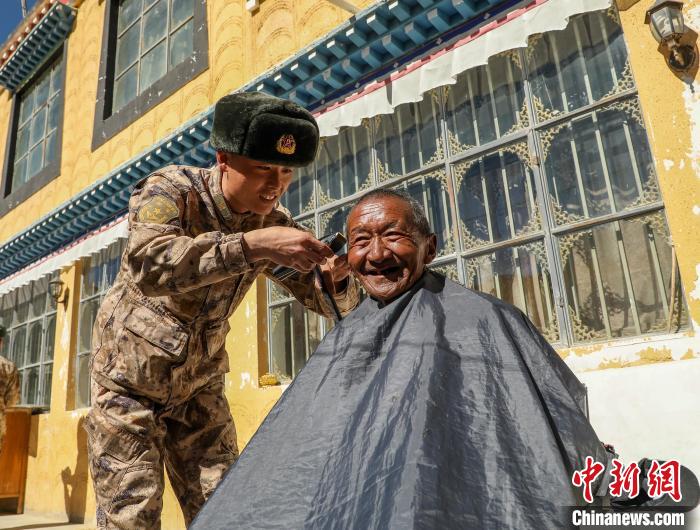 圖為阿里軍分區(qū)某邊防團(tuán)官兵為駐地群眾理發(fā)迎藏歷新年。　旦增倫珠 攝