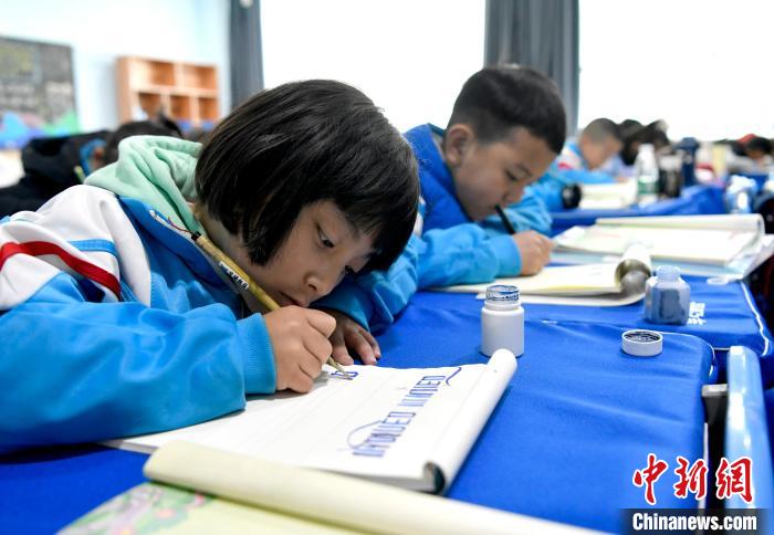 3月14日，西藏拉薩市第一小學一年級六班的學生們在藏語文課上書寫藏文。　李林 攝