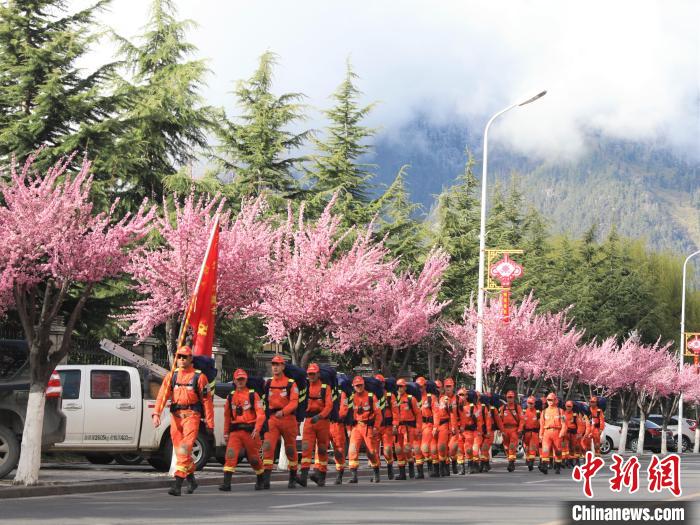 消防員在徒步前行。　西繞拉翁 攝