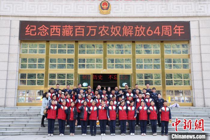 圖為亞東邊檢站民警代表與駐地小學師生代表合影留念?！『?攝