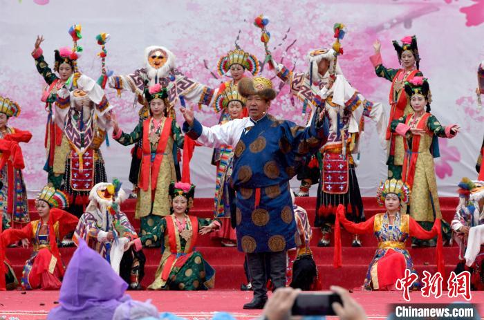 3月28日，西藏林芝第二十屆桃花旅游文化節(jié)開幕式上的文藝表演?！±盍?攝