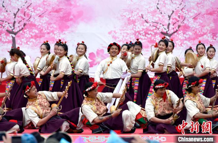 3月28日，西藏林芝第二十屆桃花旅游文化節(jié)開幕式上的文藝表演?！±盍?攝