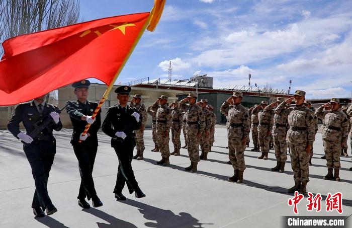 圖為授銜現(xiàn)場迎軍旗。　劉曉東 攝