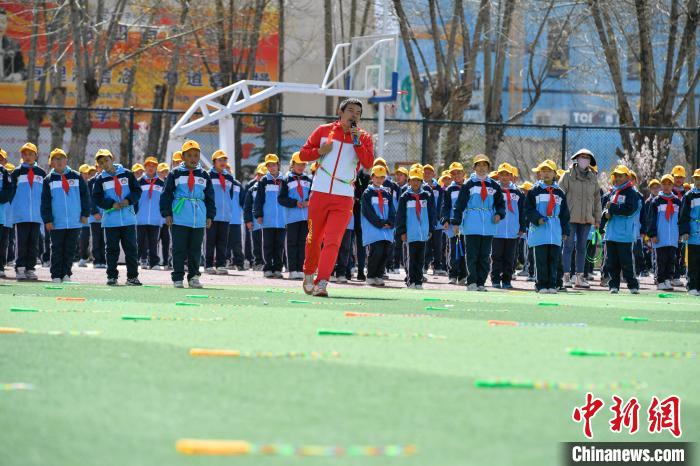 圖為學(xué)生在跳繩教練齊景龍的指導(dǎo)下做準(zhǔn)備運(yùn)動?！∝暩聛硭?攝