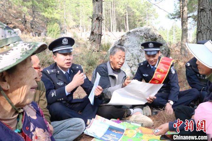 圖為竹瓦根邊境派出所民警為轄區(qū)群眾宣講森林防火常識?！≈裢吒吘撑沙鏊?供圖