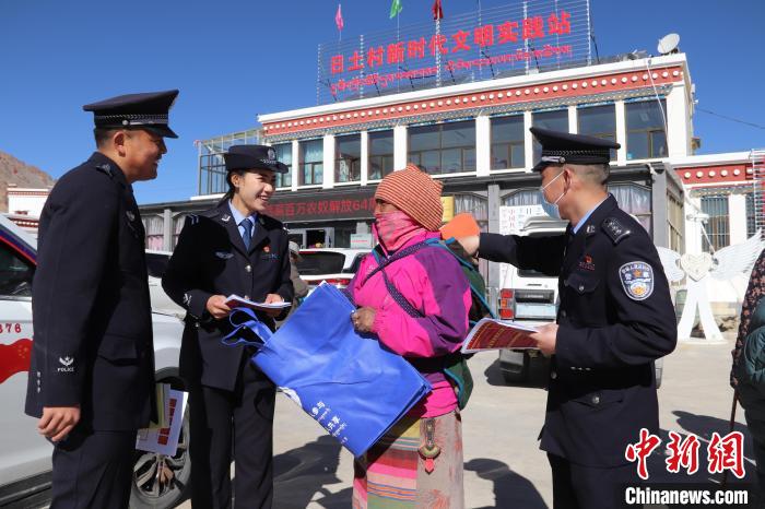 圖為日土邊境派出所民警在選轄區(qū)宣講國家安全知識?！∪尾?攝